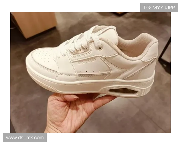 足球球星同款板鞋女款时尚潮流设计舒适百搭穿搭推荐