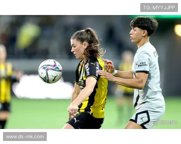 风衣球星:演绎足球场上的优雅与力量,挑战传统的运动时尚新风潮 风衣球星:演绎足球场上的优雅与力量,挑战传统的运动时尚新风潮